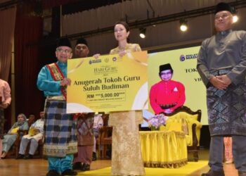 TUANKU Zara Salim menyampaikan hadiah wang tunai, selempang tokoh serta sijil iringan kepada Awang Sariyan yang dipilih sebagai Tokoh Guru Suluh Budiman UPSI 2023 pada Majlis Sambutan Hari Raya dan Sambutan Hari Guru UPSI di  Kampus Sultan Azlan Shah UPSI di Tanjung Malim, Perak, hari ini.