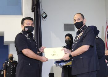 MIOR Faridalathrash Wahid (kanan) menyampaikan sijil penghargaan kepada pegawai polis pada Perhimpunan Bulanan Ketua Polis Perak di Pangkalan Latihan Pasukan Gerakan Udara (PLPGU) di Ipoh, Perak, hari ini.