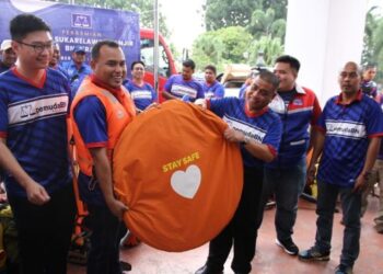 SAARANI Mohamad (tengah) melakukan gimik perasmian Program Briged Sukarelawan Banjir BN Perak di Ipoh semalam. - FOTO/MUHAMAD NAZREEN SYAH MUSTHAFA