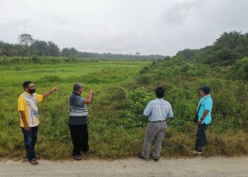 BEKAS pekerja syarikat lombong bijih dan penduduk menunjukkan menunjukkan tapak lombong biji timah terbiar di di KampungTersusun Jeram Mengkuang,  Bidor Kampar baru-baru ini. - UTUSAN/AIN SAFRE BIDIN