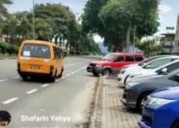 TANGKAP layar video menunjukkan sebuah van sekolah dipandu secara berbahaya dan melawan arus di Jalan Lumut-Sitiawan. - FOTO/MEDIA SOSIAL