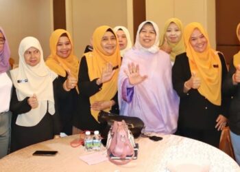 ZURAIDA Kamaruddin (tengah) bersama peserta program Pemerkasaan Wanita di Peringkat Akar Umbi di Sungai Siput, Kuala Kangsar,Perak, hari ini. - FOTO/MUHAMAD NAZREEN SYAH MUSTHAFA