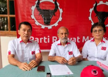 TEH Yee Cheu (kiri) dan Ravinder Singh (tengah) dalam sidang akhbar di Batu Maung, Pulau Pinang, hari ini.