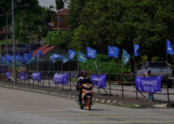 DERETAN bendera parti berhampiran Kampung Sungai Udang dipasang sempena PRN Melaka - UTUSAN/AMIR KHALID