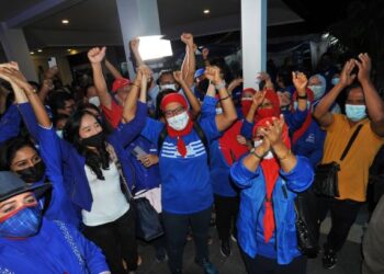 PENYOKONG BN bersorak gembira selepas parti itu menang selesa dan PRN Johor, semalam. UTUSAN/RAJA JAAFAR ALI