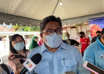 KAMEL Mohamad ditemui pemberita selepas melancarkan Pakej Pelancongan Pit Stop Melaka River Cruise di Taman Rempah, Banda Hilir, Melaka. - UTUSAN/DIYANATUL ATIQAH ZAKARYA