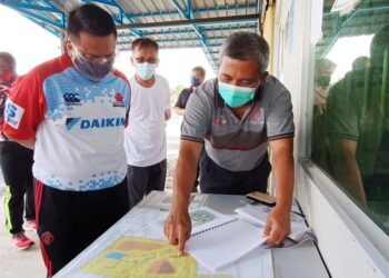 TUANKU SYED FAIZUDDIN PUTRA JAMALULLAIL (kiri) berkenan meninjau pejabat tapak cadangan membina Terminal Pengangkutan Awam Bersepadu Perlis di Seriab, Kangar, Perlis hari ini.