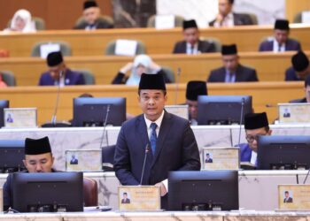 ZAHARI Sarip ketika menjawab soalan dalam sidang Dewan Undangan Negeri Johor hari ini.