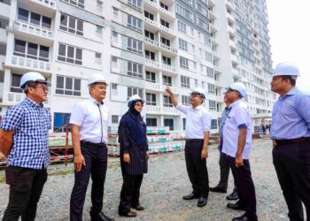 AKMAL Nasrullah Mohd Nasir (tiga kanan) ketika mengadakan Lawatan Kerja ke Tapak Projek Aspire Residence di Cyberjaya. - UTUSAN/FAISOL MUSTAFA