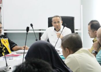 MOHAMMAD Fakhruddin Mohd. Ariff (tengah) mewakili kerajaan negeri dalam pertemuan dengan pihak berwajib yang menguruskan projek-projek menaik taraf dan pembangunan bandaraya Kuantan di Kuantan, Pahang.