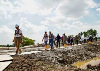 IZHAM Hashim (dua dari kiri) ketika melakukan tinjauan terhadap perkembangan projek tersebut di Kota Kemuning, Shah Alam, Selangor. -UTUSAN/ MOHAMAD NAUFAL MOHAMAD IDRIS