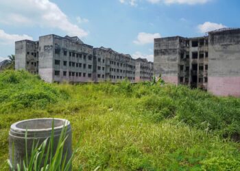 ANTARA projek perumahan di Selayang,  Selangor yang terbengkalai.