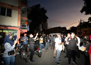MENTERI Wilayah Persekutuan, Datuk Seri Shahidan Kassim ketika mengadakan di lokasi projek-projek kecil di Pangsapuri Melur dan Perumahan Awan Seri Terengganu, Kuala Lumpur, hari ini.