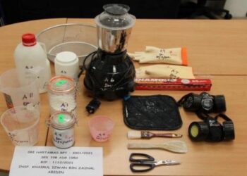 ANTARA dadah dan peralatan dirampas polis dalam serbuan makmal haram memproses dadah di sebuah kondominium di Mont Kiara, Kuala Lumpur pada Isnin lalu.