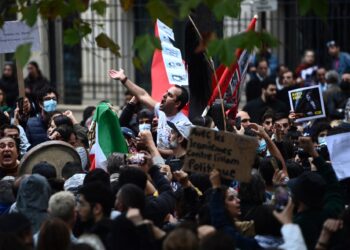 PENUNJUK perasaan menyertai protes berhubung kematian wanita Iran, Mahsa Amini yang didakwa dipukul polis ketika dalam tahanan sehingga maut di Paris, Perancis. - AFP