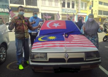 MOHD. Asri Talib di sisi kereta Proton Saga yang dibeli arwah bapanya pada 1991 yang masih disimpan mereka sekeluarga di Segamat, Johor.
