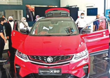 Orang ramai  melihat model Proton X50 di Shah Alam selepas dilancarkan secara rasmi kelmarin. –UTUSAN/ISKANDAR SHAH