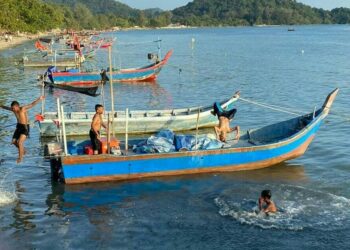 KAWASAN pantai dan laut terutama di sekitar Selatan Pulau Pinang iaitu merangkumi Teluk Kumbar, Permatang Damar Laut dan Gertak Sanggul dikatakan bakal terjejas selepas projek PSR dijalankan. - GAMBAR HIASAN