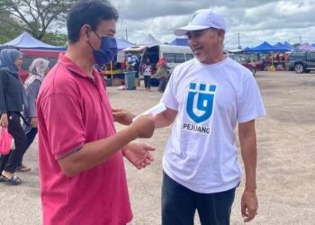 OSMAN A. Bakar (kanan) ketika siri jelajah kempen PRU15 di bandar Kuala Rompin, di Rompin, Pahang, semalam.