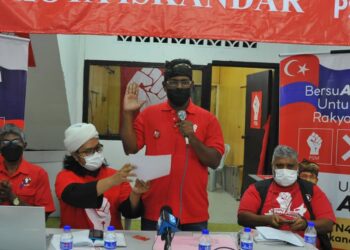ARANGKANNAL Rajoo (berdiri) yang  bertanding di DUN Kota Iskandar mengangkat sumpah ketika diperkenal di Bilik Gerakan PSM di Kangkar Pulai, Iskandar Puteri, Johor, UTUSAN/RAJA JAAFAR ALI