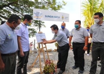 CHOW KON YEOW ketika merasmikan Pejabat Pusat Perkhidmatan Setempat Nelayan (PPSN) yang terbaharu di Sungai Batu, Bayan Lepas, Pulau Pinang.