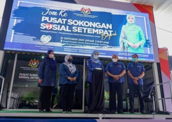 RINA Mohd. Harun melancarkan Pusat Sokongan Sosial Setempat di Puchong, semalam.