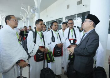 SYED Saleh Syed Abdul Rahman menyantuni kumpulan kedua petugas haji berlepas ke tanah suci di Pusat Konvensyen Movenpick, Sepang, Selangor. - IHSAN TH