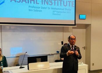 MOHAMMAD Shatar Sabran ketika membentangkan cadangan penubuhan ASAIHL Institute (AI) pada Persidangan ASAIHL di University of Warsaw, Poland.