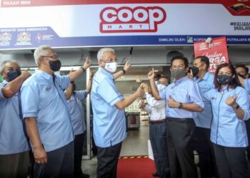 ISMAIL Sabri Yaakob bergambar dihadapan Coop Mart selepas Majlis Pelancaran dan Perasmian Coop Mart di PPA1M Pudina, Presint 17, Putrajaya. - FOTO/FAISOL MUSTAFA