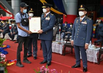 ABANG Viva menerima sijil penghargaan bomba pada Majlis Perbarisan Tahunan Tahun 2022 di Ibu Pejabat JBPM, Putrajaya.