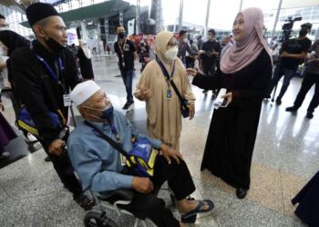 IDA Riswana Idris (kanan) beramah mesra dengan jemaah umrah, Ahmad Kassim, 74 (dua kiri) isteri, Halisan Kaimon, 72 (tiga kiri) dan anaknya, Kirman Ahmad, 45 (kiri) sebelum berangkat ke Tanah Suci pada penerbangan pertama umrah Andalusia Travel & Tours Sdn. Bhd. musim 2022/2023 (1444H) di Lapangan Terbang Antarabangsa KLIA, Sepang, Selangor. - FOTO/FAISOL MUSTAFA