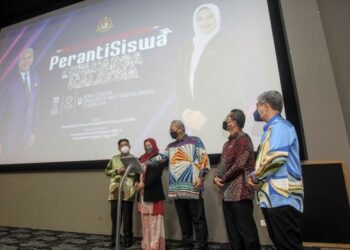ANNUAR Musa (tengah) bersama Menteri Pengajian Tinggi, Datuk Seri Noraini Ahmad (dua dari kiri) melancarkan Prapelancaran PerantiSiswa Keluarga Malaysia di Universiti Multimedia (MMU), Cyberjaya. - FOTO/FAISOL MUSTAFA