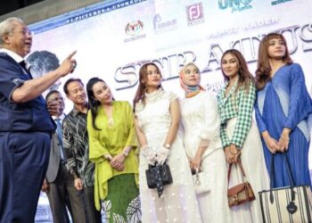 ANNUAR Musa beramah mesra bersama pelakon selepas majlis Pelancaran OST dan Treler Filem SERATUS di Kompleks K-KOMM Kementerian Komunikasi dan Multimedia Malaysia, Putrajaya. - FOTO/FAIZ ALIF AHMAD ZUBIR