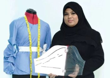 ATHIRAH Razali menunjukkan pembaris pola 'magis' yang banyak membantu tukang jahit peringkat permulaan mengukur corak kain. - FOTO MEDIA SOSIAL