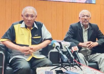 RAZIM Mohd. Noor (kiri) dan Hatta Mohd. Yasin dalam sidang akhbar sempena Program Anti-rasuah Pengurusan Bantuan Dana Kerajaan Kepada Badan Sukan 2022 di Ibu Pejabat SPRM Putrajaya.