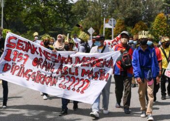 KIRA-KIRA 100 Orang Asli berkumpul di hadapan bangunan Pejabat Perdana Menteri bagi menyerahkan memorandum bantahan pembinaan empangan hidroelektrik Nenggiri di Gua Musang, Kelantan. - FOTO/FAISOLMUSTAFA