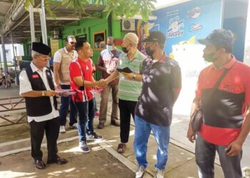 SYAHREDZAN Johan (dua dari kiri) mengedar risalah dalam program Jelajah Ehsan Rakyat di Pangsapuri Prima Cempaka, Taman Kajang Prima, Selangor. - UTUSAN/PETAH WAZZAN ISKANDAR