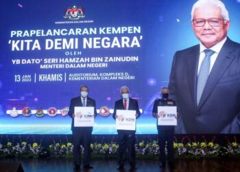 HAMZAH Zainudin ketika hadir pada Majlis Perhimpunan Bulanan Kementerian Dalam Negeri dan Amanat Tahun Baharu 2022 di Kementerian Dalam Negeri, Putrajaya, hari ini. - FOTO/FAISOL MUSTAFA