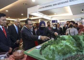 ROSLI Isa melawat ruang pameran selepas merasmikan 10th Simpomin 2022: NR Radioactive Rare Earth Element di Putrajaya. - FOTO/FAISOL MUSTAFA
