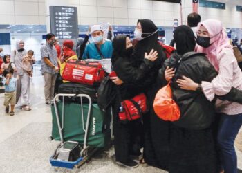 JEMAAH haji dipeluk ahli keluarga mereka sejurus selepas tiba dari tanah suci pada penerbangan terakhir bagi musim haji 1443H/2022M di KLIA Sepang, semalam- MINGGUAN/AFIQ RAZALI