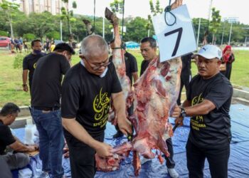 M NOOR Azman Taib (kanan) dan Ketua Pengarah JBPM, Datuk Seri Mohammad Hamdan Wahid (tengah) melapah daging korban pada Program Ibadah Korban KPKT Bersama Warga Bomba 1443H/ 2022M di Balai Bomba dan Penyelamat Presint 14, Putrajaya. - FOTO/FAISOL MUSTAFA