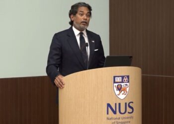 KHAIRY Jamaluddin ketika berucap pada Dialog Kepimpinan Pemikiran Kesihatan Awam di Universiti Nasional Singapura baru-baru ini. - FOTO/IHSAN KEMENTERIAN KESIHATAN