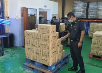 SEBUAH syarikat pembungkus minyak masak bersubsidi menyimpan barangan tersebut di premis lain disita KPDNHEP di Shah Alam, Selangor pada Khamis lalu. - FOTO/KPDNHEP