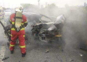 SEBUAH kereta musnah terbakar dalam kejadian di Putrajaya Link, menghala Tol Putrajaya.