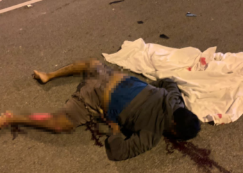KEADAAN mangsa maut selepas motosikalnya dirempuh sebuah lori di Jalan Baru Dengkil-Salak Tinggi berhampiran Kota Warisan, Sepang, Selangor. - FOTO/FAISOL MUSTAFA