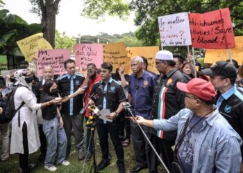 BEBERAPA NGO menyerahkan memorandum mendesak campur tangan kerajaan dalam isu penipuan pekerjaan di bangunan Perdana Putra, Putrajaya. - FOTO/FAIZ ALIF ZUBIR