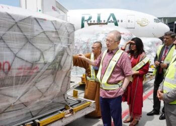 WEE Ka Siong melihat sumbangan bantuan BLIA dan Yayasan Sin Chew secara simbolik kepada Pakistan di KLIA, Sepang, Selangor. - FOTO/FAISOL MUSTAFA