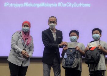 MUHAMMAD Azmi Mohd. Zain menyampaikan sumbangan pada Majlis Penyerahan Sumbangan Jom Balik Sekolah Putrajaya 2021 hari ini. - FOTO/FAISOL MUSTAFA