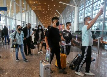 PELANCONG dari Singapura menaiki pesawat Singapore Airlines SQ108 menerusi VTL Udara tiba di KLIA. - FOTO/FAISOL MUSTAFA