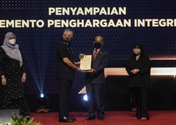 SIDEK Hassan menyampaikan memento kepada Acryl Sani Abdullah Sani pada Majlis Apresiasi EAIC di PICC, Putrajaya. - FOTO/FAISOL MUSTAFA